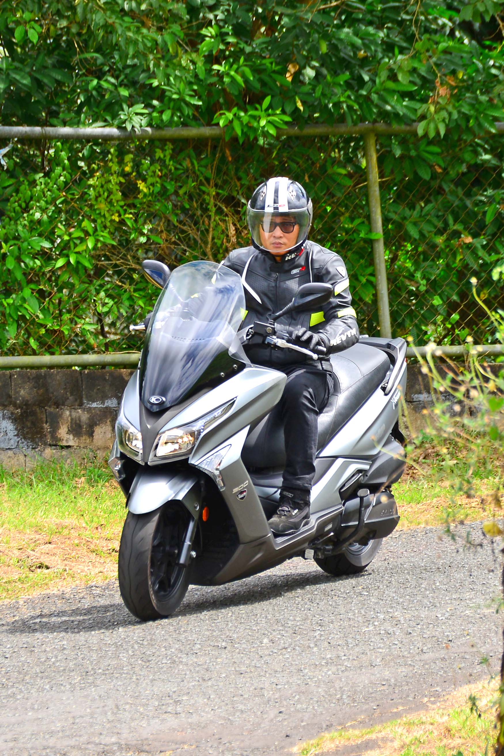 X top 300i speed town kymco Compare 22