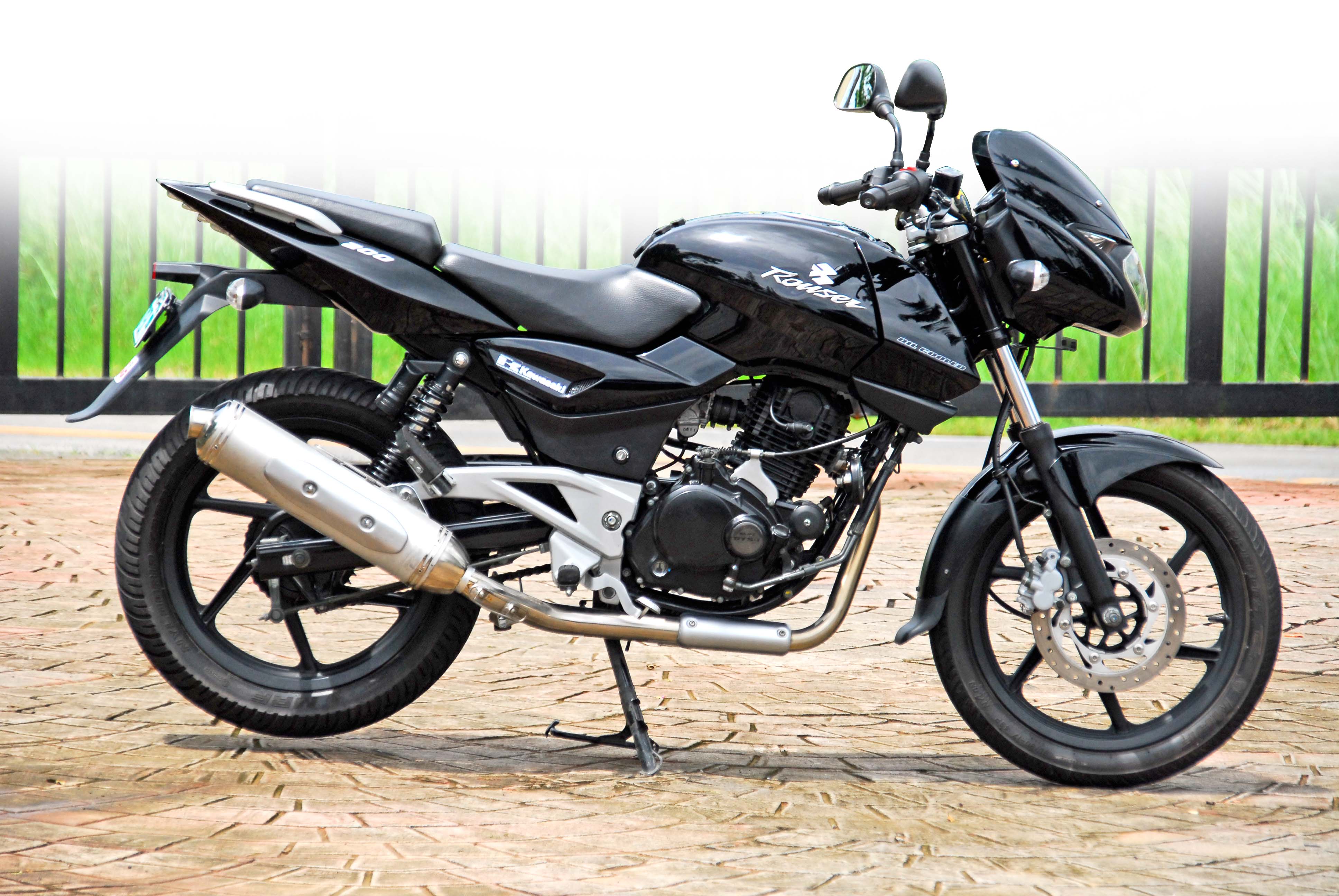 Kawasaki deals bajaj 200