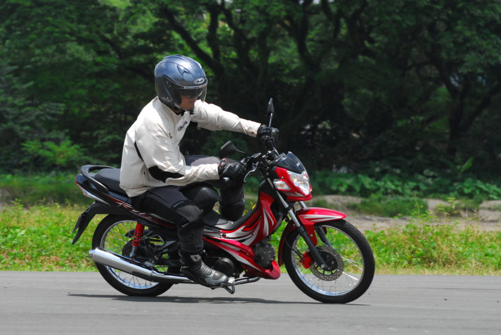 InsideRACING 2009 SYM RV1-2 Sports Ride Review: Refined and Capable