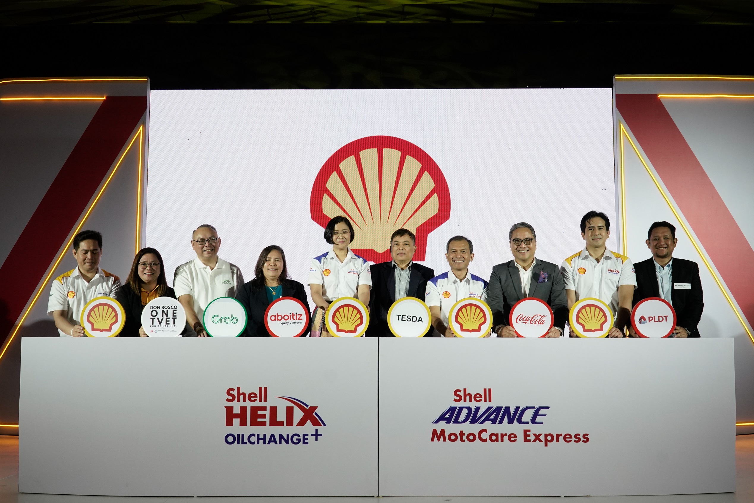 Geisermaclang Transformingvehicle Oilchangesintohighlightyourdayshell Photo6