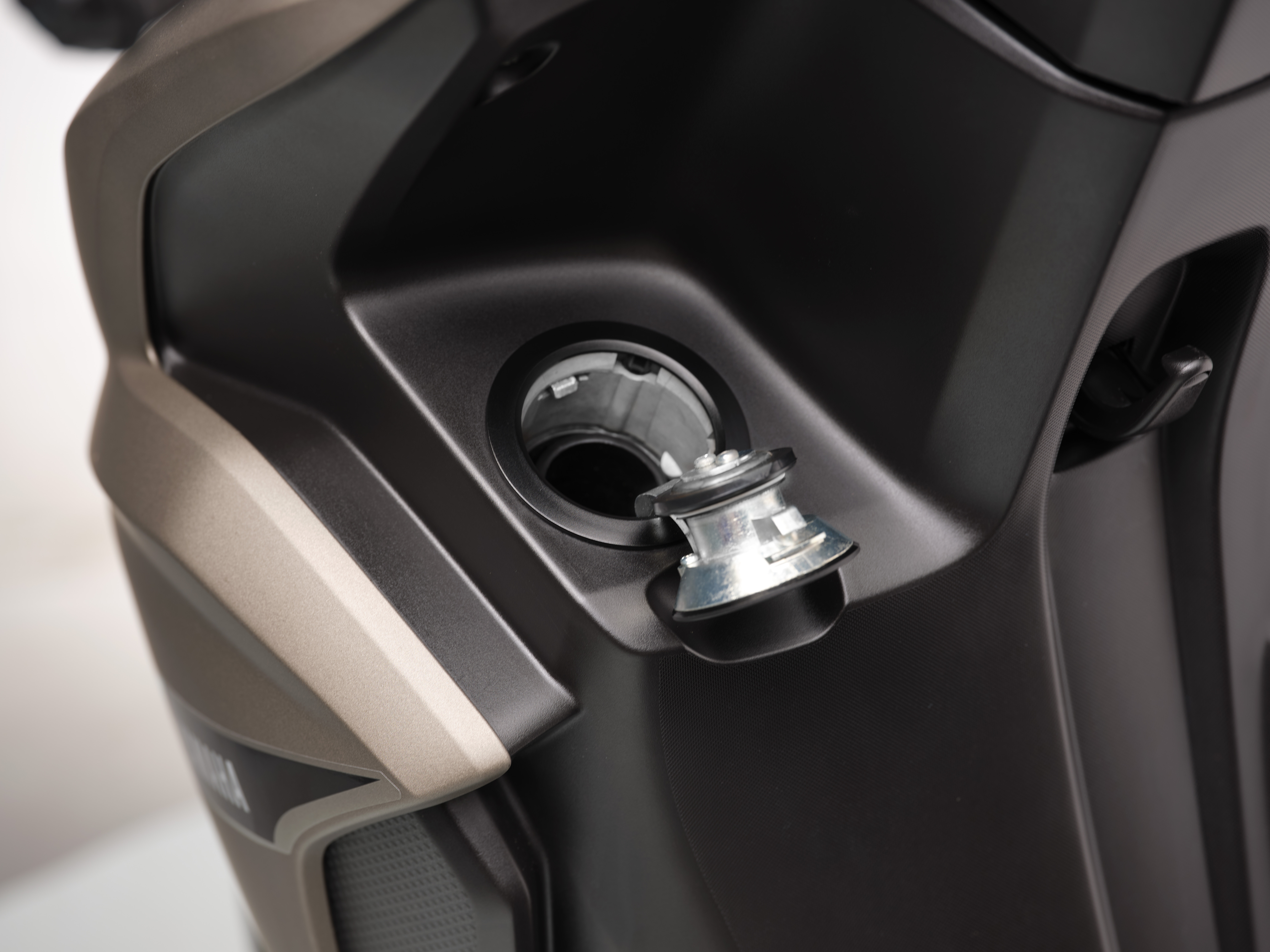 05 Mio Gravis Front Fuel Lid